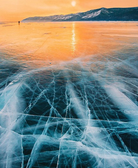 バイカル湖が凍結、幻想的な風景に_新華網日本語