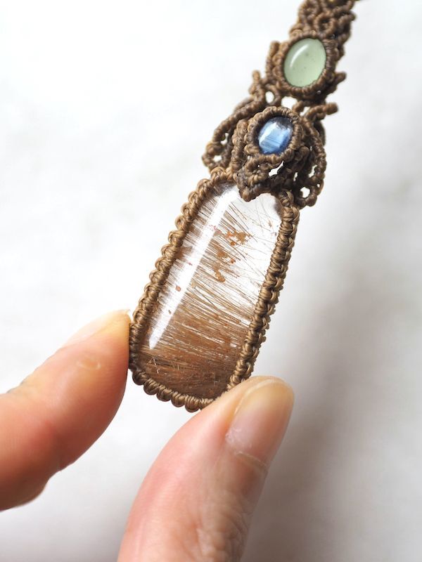 個性的なマクラメをお探しの方必見！スコレサイト/ ラブラドライト