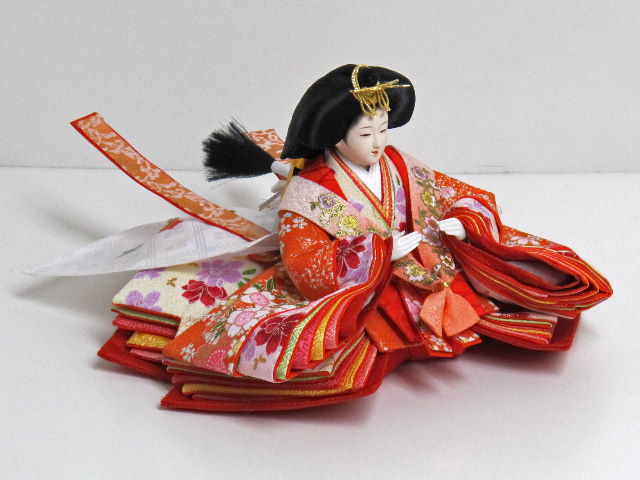 オレンジ衣装の姫とグレーの殿の友禅雛人形を小さくしまって大きく飾る