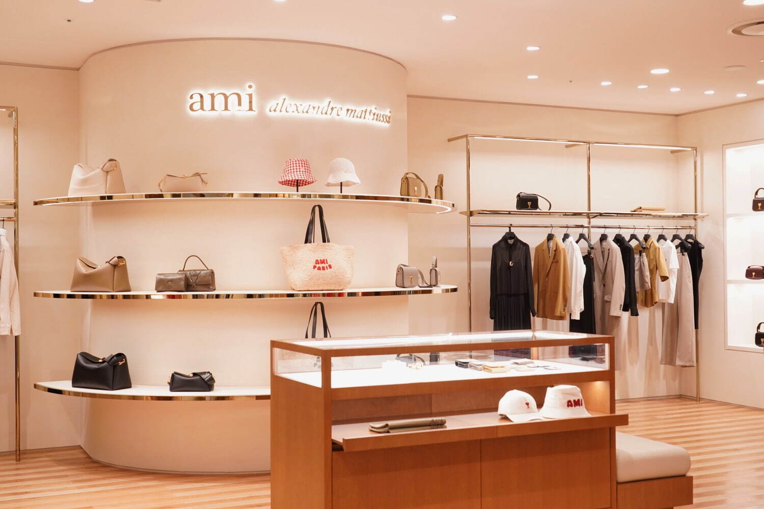 大阪・阪急梅田3階に新ファッションエリア「ビヨンドワールド