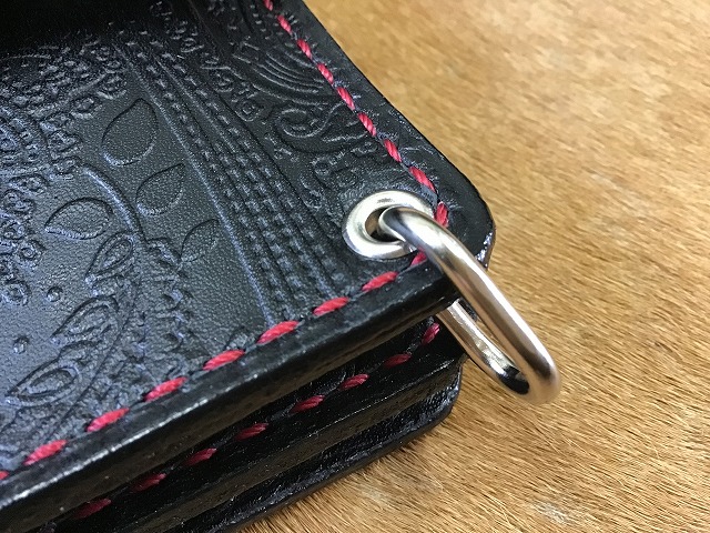 革工房ホークフェザーズ / ペイズリー型押しトラッカーウォレットA1/赤