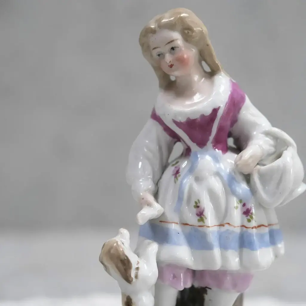 ヴィンテージ フィギュリン イギリス 女の子と犬 陶器の人形 置物