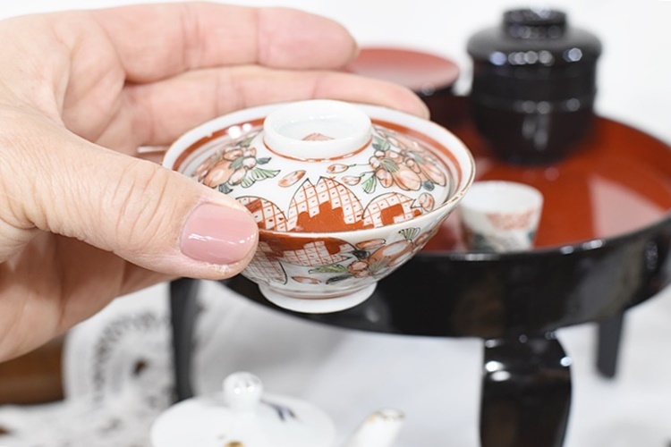 古い雛道具 お茶碗 小皿 蕎麦猪口 お盆のセット - 生活骨董と古布の