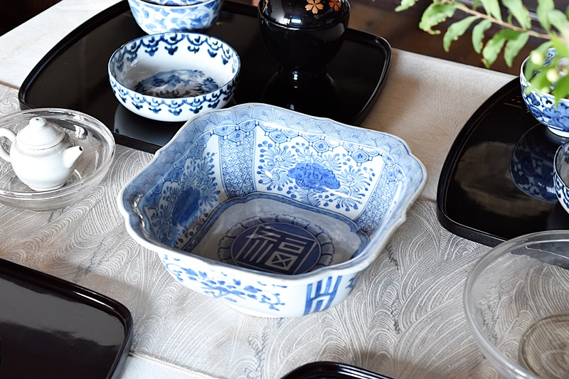 古伊万里 染付 福文 牡丹と亀甲卍模様 線描き 四方変形鉢 - 生活骨董と