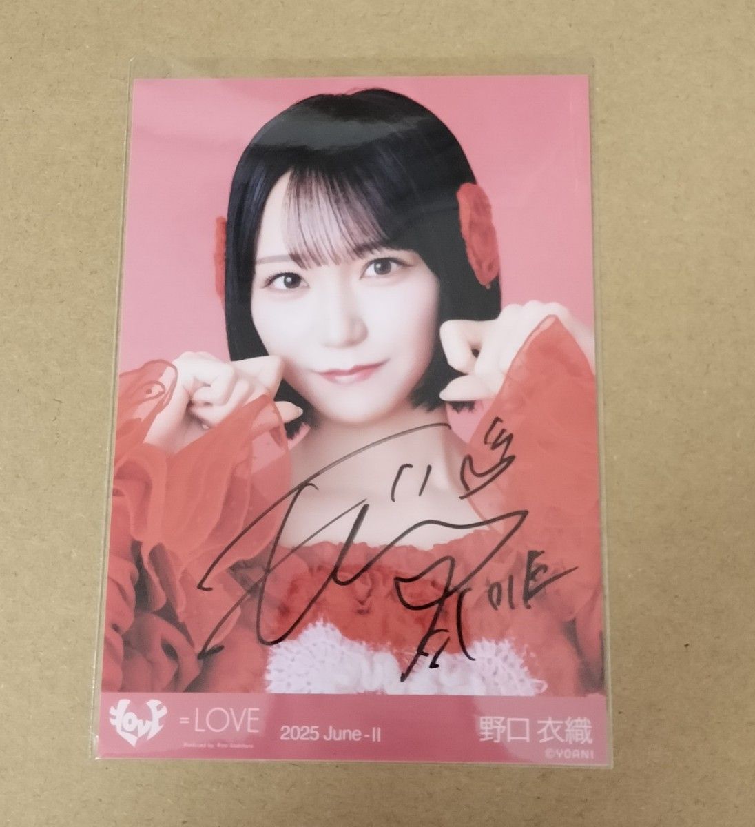 LOVE 野口衣織 直筆サイン入り 生写真 ラブソングに襲われる チュウ