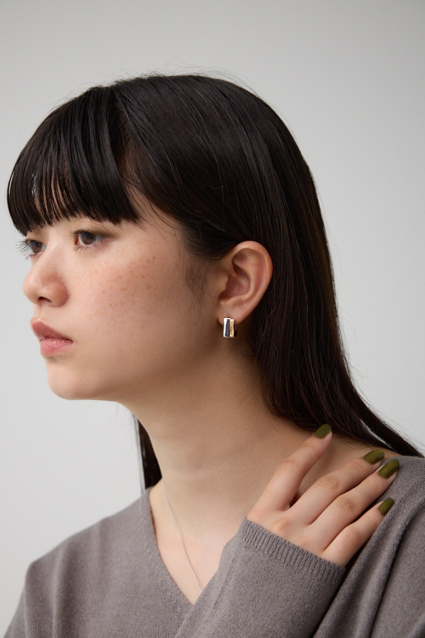 スクエアメタルオーバーラップピアス｜WOMEN｜250HAB56-369K｜AZUL BY