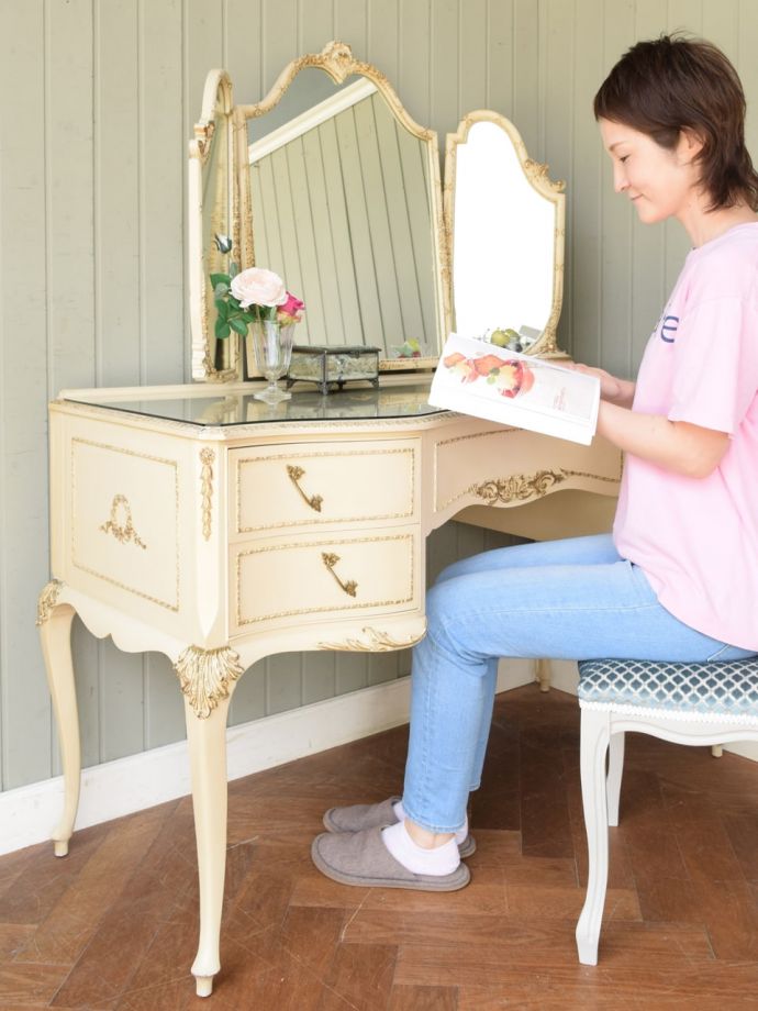 アンティークのおしゃれなドレッサー、フランスから届いた白い