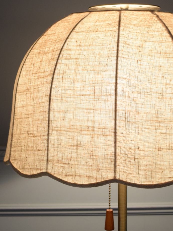 すずらんの形のシェードが可愛い、おしゃれな照明器具フロアランプ