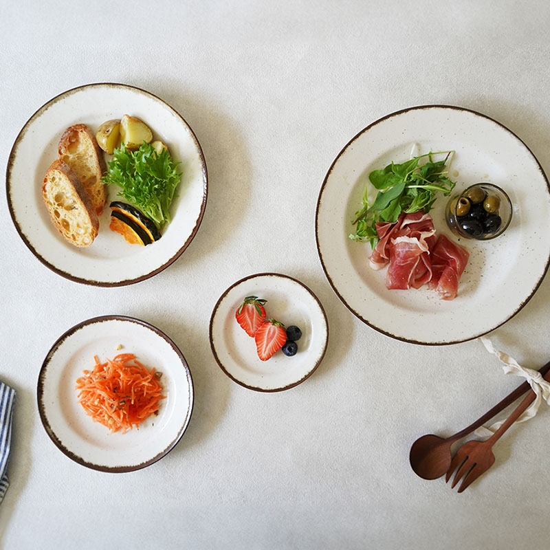 リムがおしゃれなプレート4枚セット