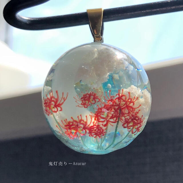 咲き乱れる彼岸花に三日月。 雲レジン オルゴナイト 蓄光 ネックレスの