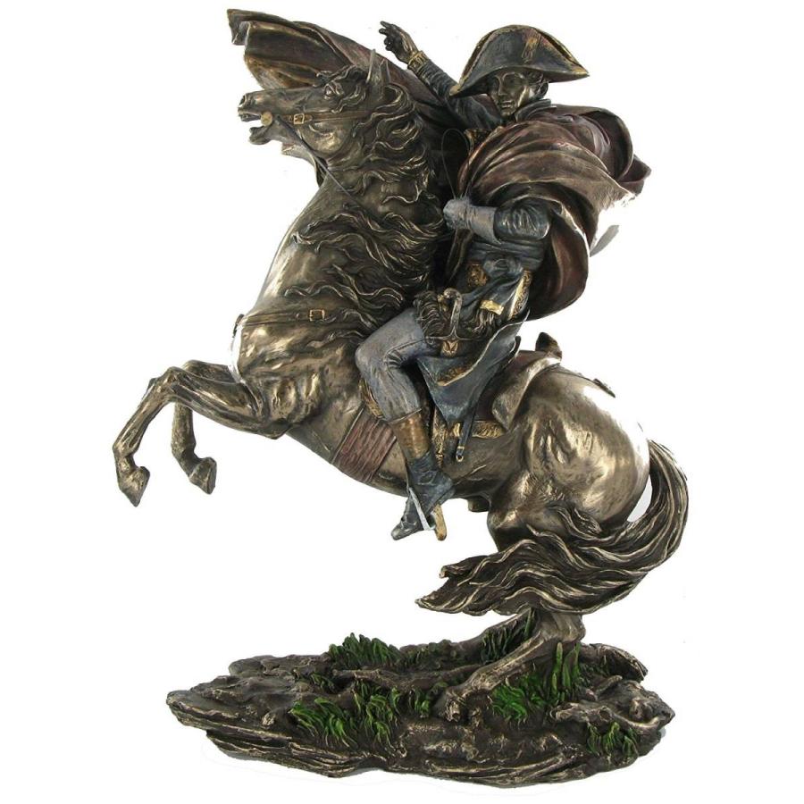 サン ベルナール峠からアルプスを越えるフランスの指導者ナポレオン