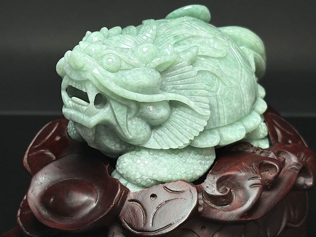 翡翠 龍亀(ロングイ) 彫刻 (木製台座付き)