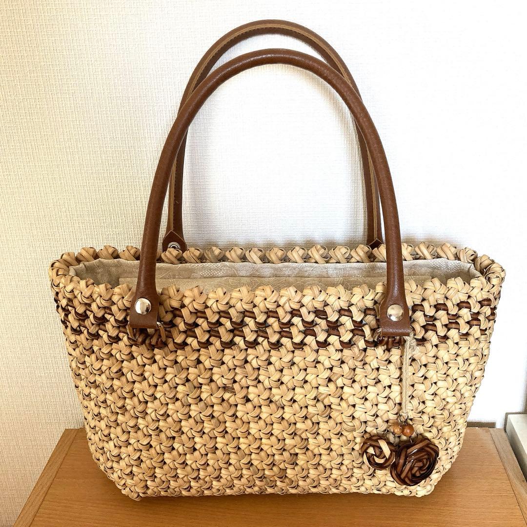 花結び編みトートバッグ ベージュブラウン　籐　ラタン 花結び編みトートバッグ ベージュブラウン 籐 ラタン