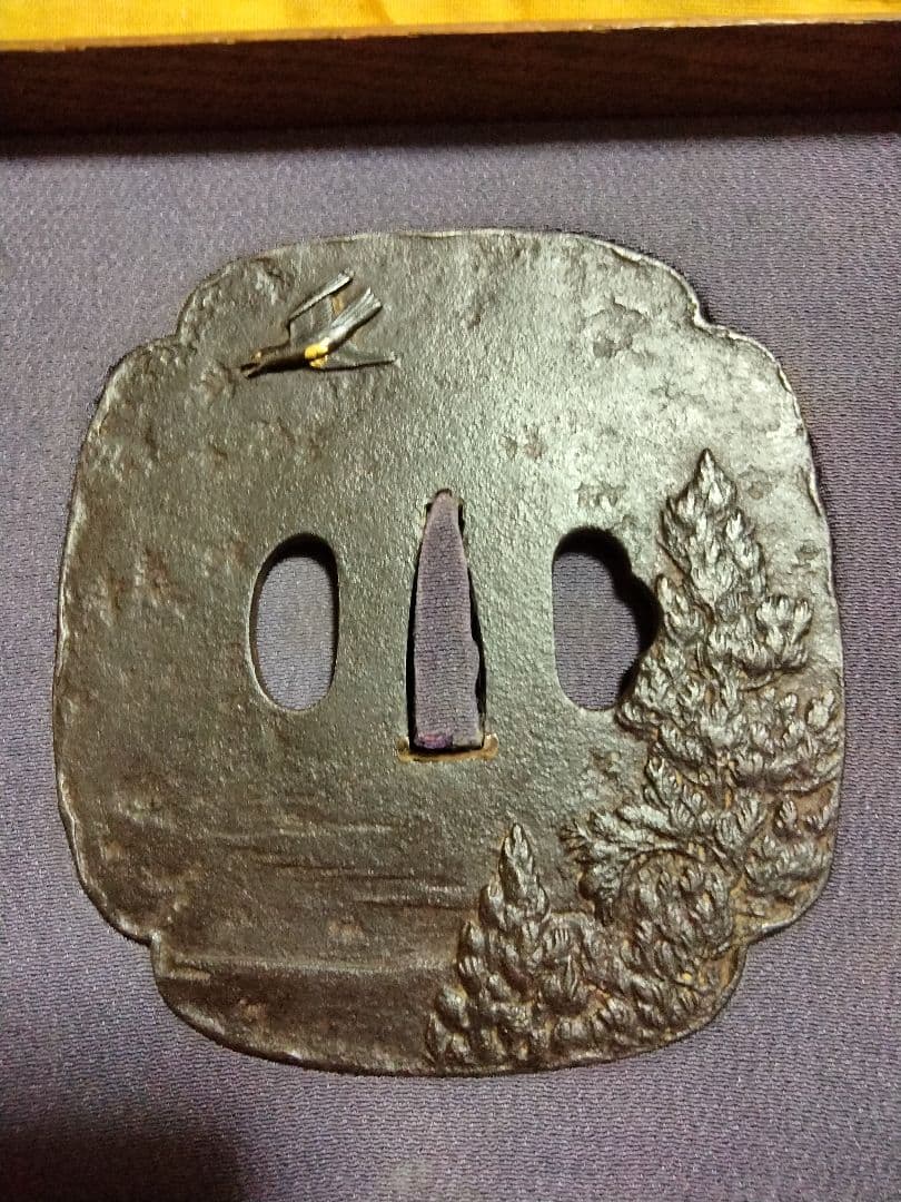 ♦最終価格♦　鉄地大鍔　鐔　(笹山篤興　時鳥図)特別貴重小道具認定書と落とし箱付 鉄地 薩摩波千鳥図鍔｜現代物金具の販売 刀部 かたなべ – 刀部