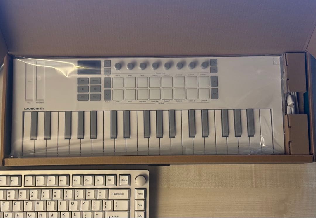 【未使用】Novation Launchkey mini37 mk4 White lkm37-mk4-white-straight-top-