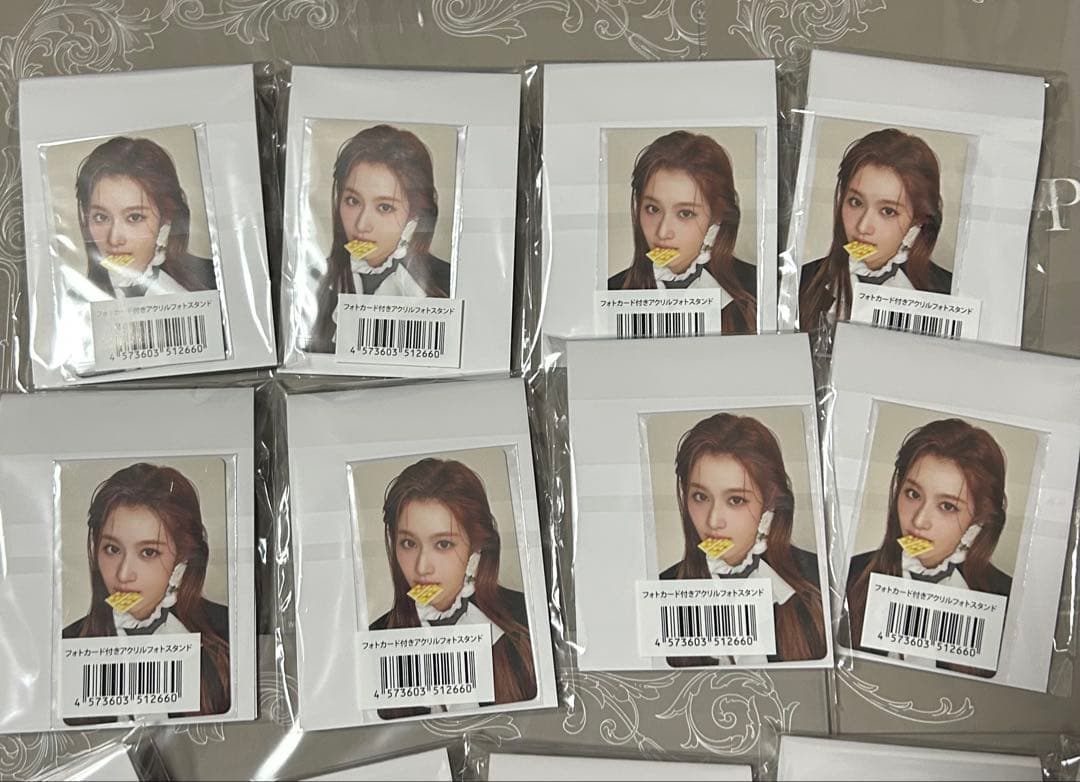 JYP ONLINE STORE特典フォトカード付きアクリルフォトスタンド　サナ サナ PLAY フォトカード付きアクリルフォトスタンド JYP 特典 - メルカリ