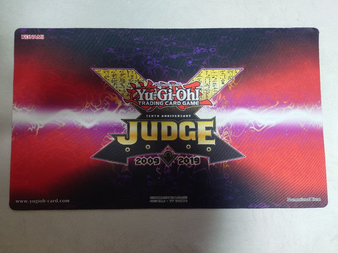 遊戯王　JUDGE ジャッジ　プレイマット　10周年　2009 2019 黒　赤 遊戯王 公式 JUDGE 2019 マジシャンオブカオス プレイマット – トレカ