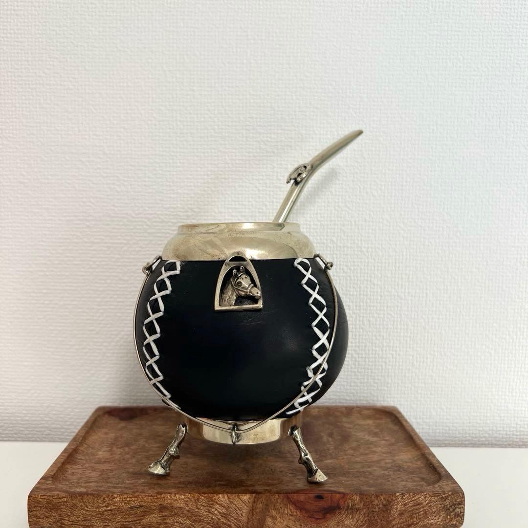 【アルゼンチン製 本革 × アルパカ装飾／馬モチーフ／脚付き台座 マテ壺】 アルゼンチン製 本革 × アルパカ装飾／馬モチーフ／脚付き台座 マテ壺】