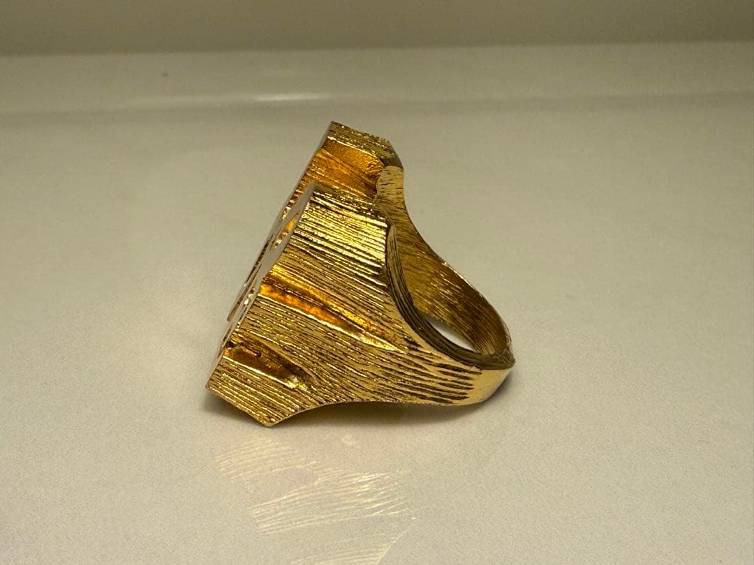 ロバート・インディアナ《LOVE》モチーフ ゴールドカラー リング