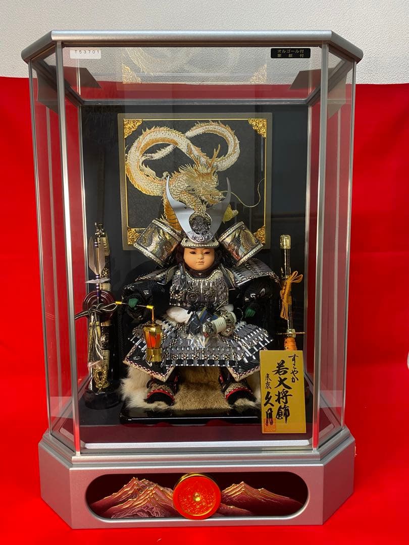 若大将　東京久月　五月人形　家紋付き兜鎧飾り　オルゴール付き六角形ガラスケース入 Amazon | 五月人形 人形の久月 家紋付 兜ケース 6号大将ケース ガラス